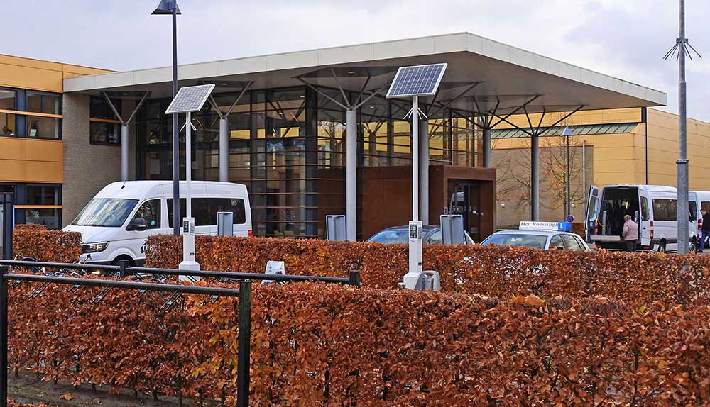 Geas doneert 2 laadpalen aan Roessingh